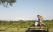 couple dans une Jeep en plein safari dans la savane avec des jumelles