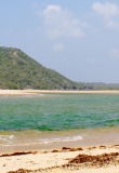 plage-kosy-baie-montagne-sable-fin
