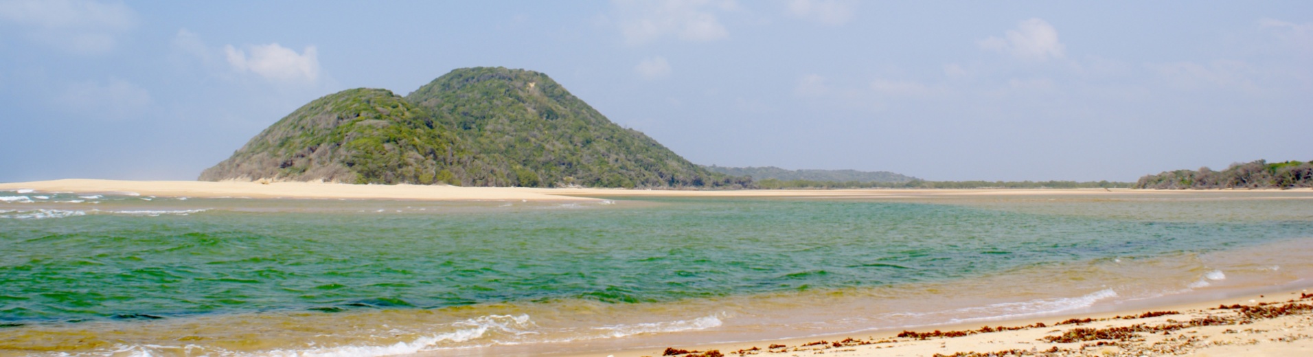 plage-kosy-baie-montagne-sable-fin