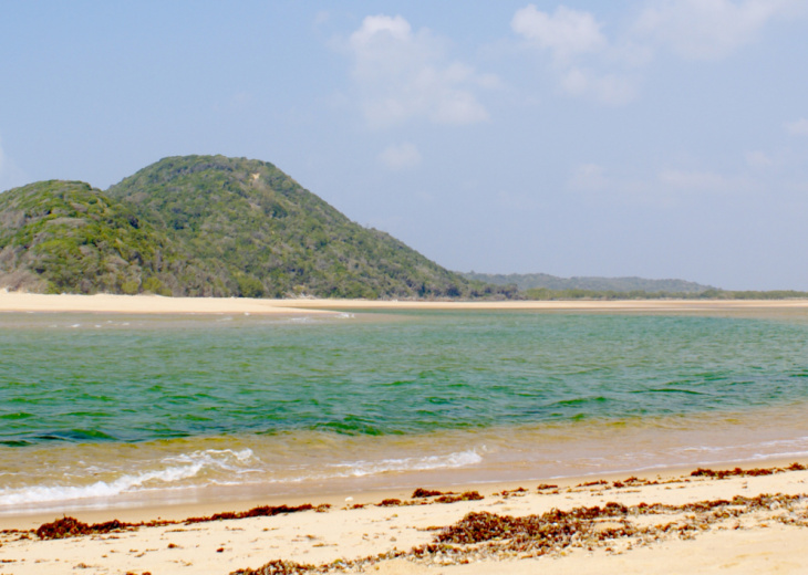 plage-kosy-baie-montagne-sable-fin