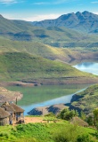 Lesotho-paysage-verdoyant-collines-petites-maisons
