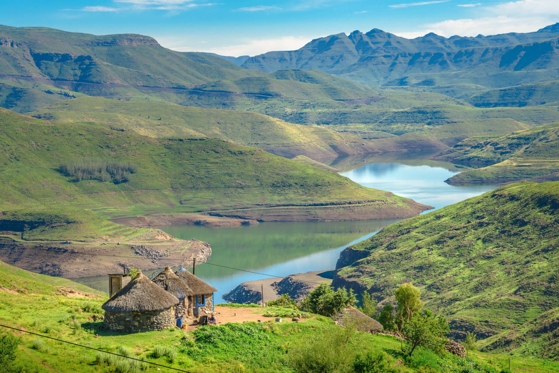 Lesotho-paysage-verdoyant-collines-petites-maisons