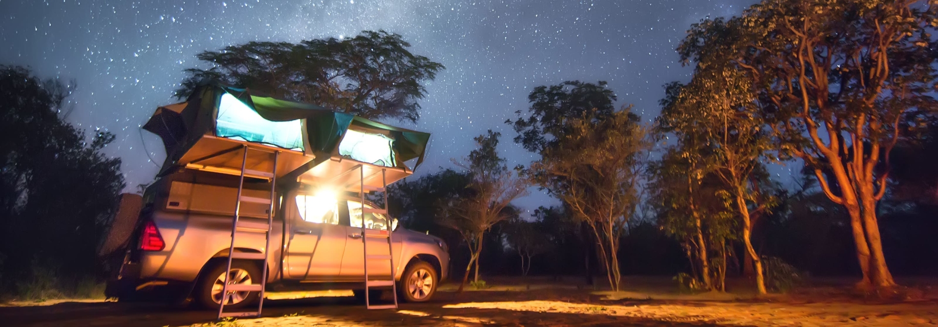 autotour-campement-voiture-nuit-etoiles-savane